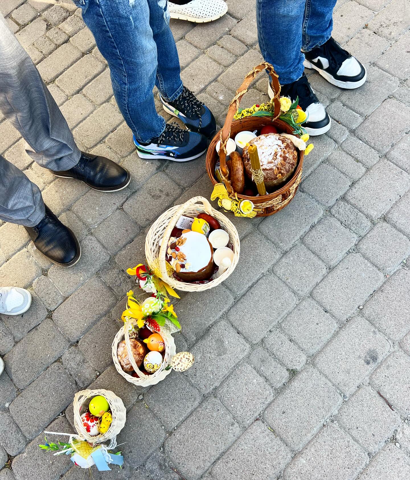 &quot;Мира и небесной поддержки нам всем&quot;. Звезды поздравили украинцев с Пасхой (фото)